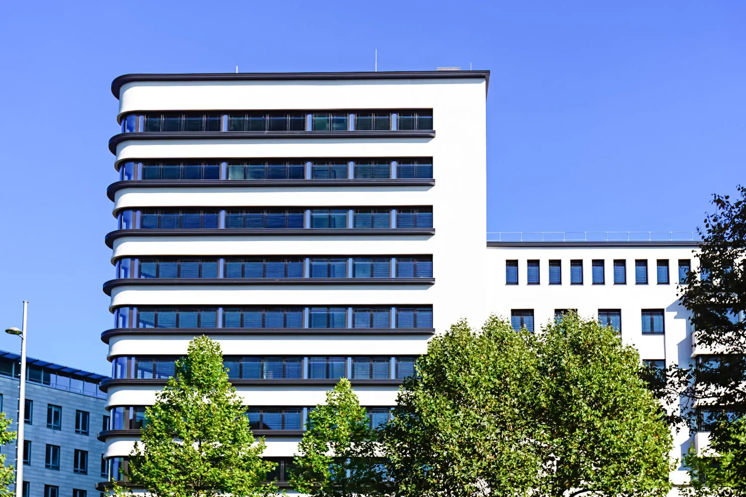 Verwaltungsgebäude mit umlaufenden Fensterbändern