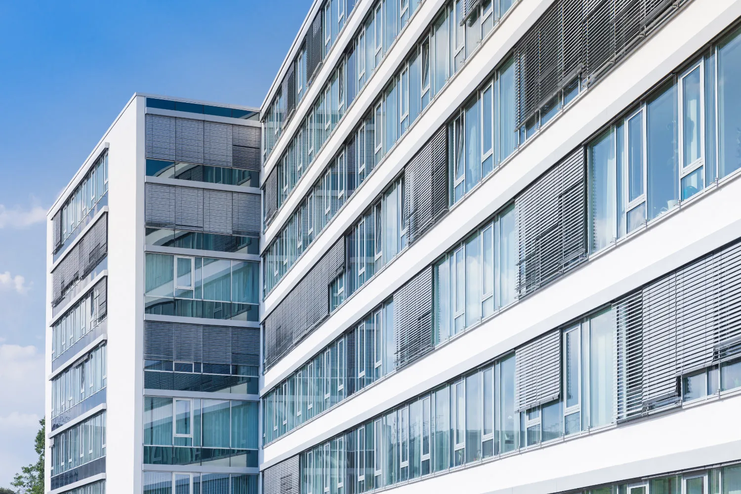 Bürogebäude mit Glasfassade und Sonnenschutzlamellen